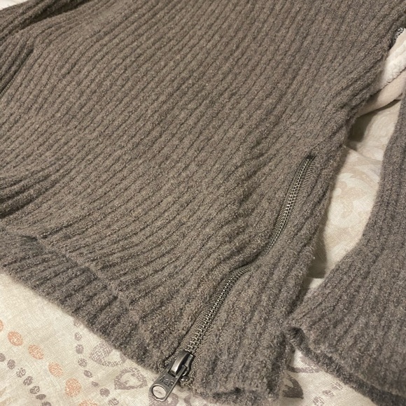 Sweater - Picture 4 of 5